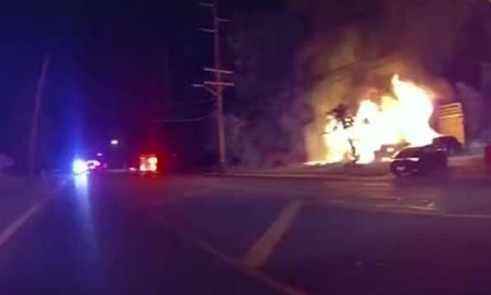 Alevlerin arasına dalan polis, beş çocuğu kurtardı