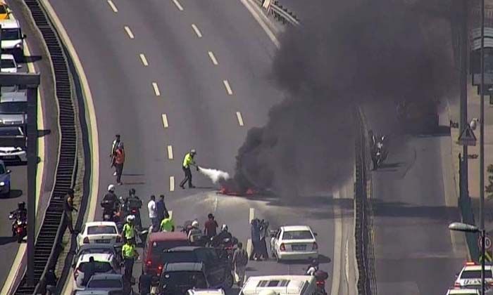 15 Temmuz Şehitler Köprüsü girişinde motosiklette yangın
