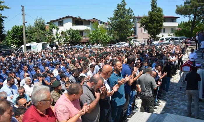 Trafik kazasında hayatını kaybeden Özel Harekat Polisi Ferhat Özer son yolculuğuna uğurlandı