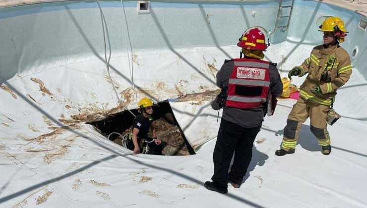 Havuz partisinde obruk felaketi: 2 kişiyi yuttu