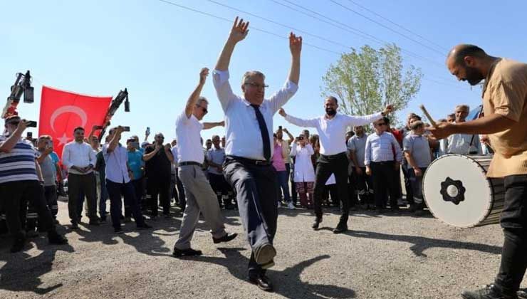 Maaşlara yapılan rekor zam yüzleri güldürdü, başkanı davul zurnayla karşıladılar
