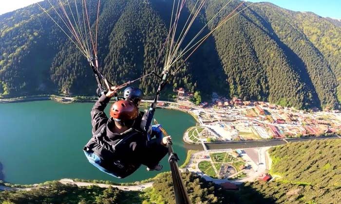 Arap turistlerin Uzungöl’de yamaç paraşütü keyfi