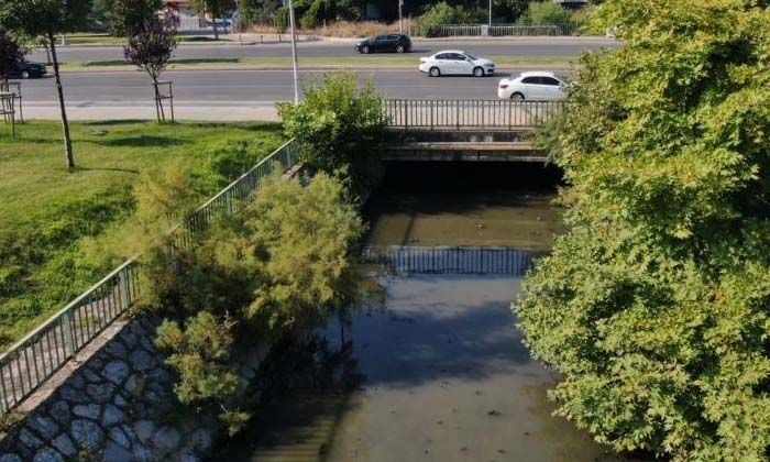 Pendik’te İSKİ’ye ait atık su kanalından yayılan kötü kokular vatandaşı bezdirdi