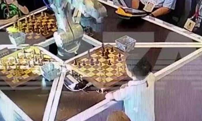 Satranç robotu çocuğun parmağını ezdi