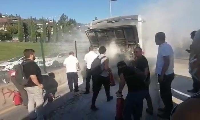 Kadıköy’de metrobüste yangın çıktı, yolcular panikle dışarı atladı