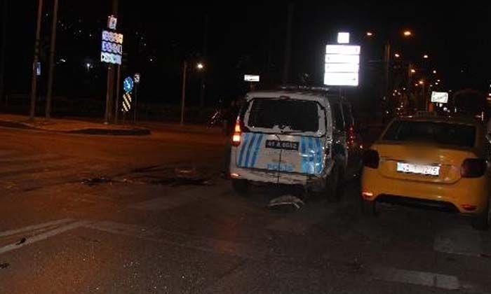 Kocaeli’de polis aracına cip çarptı: 2 polis memuru yaralandı