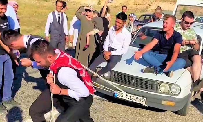 Damat ve sağdıcına eziyet olsun diye 1 tonluk aracı çektirdiler