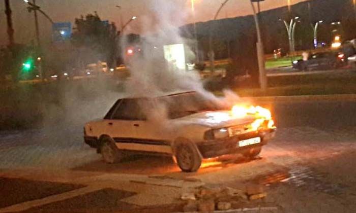 Edremit’te seyir halindeki otomobil alev alev yandı