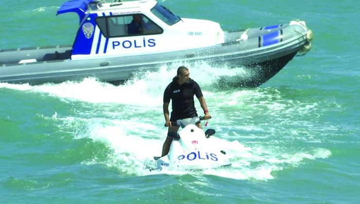 Serinlemek için denize giren vatandaşlara karadan, denizden ve havadan uyarı