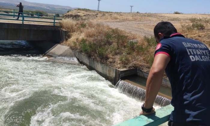 Diyarbakır’da koyunu kurtarmak isteyen çoban akıntıya kapıldı