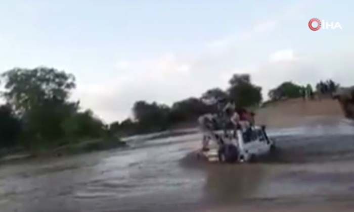 Sudan’da araç sele kapıldı: 10 ölü