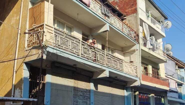 Evinde karısıyla birlikte bastığı 18 yaşındaki kişiyi defalarca bıçaklayarak öldürdü