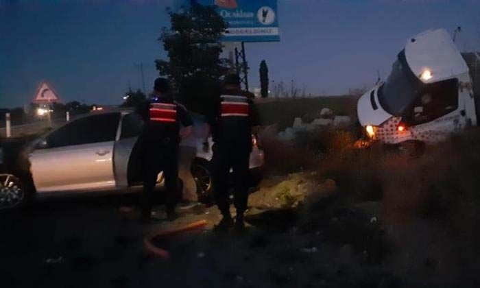 Kaza yapan kamyonet karşı yönden gelen otomobille kafa kafaya çarpıştı: 4’ü ağır 5 yaralı