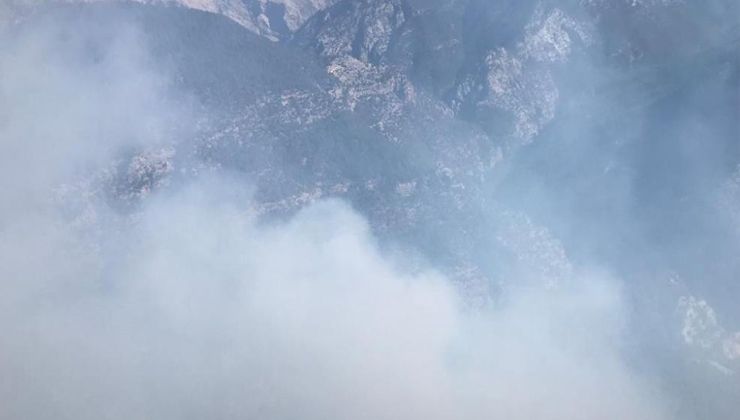 Mersin’deki orman yangını söndürülmeye çalışılıyor