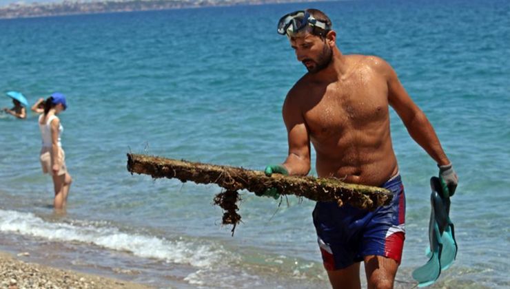 Erhan Uludağ ekmeğini denizin dibinden çıkartıyor, görenleri hayrete düşürüyor