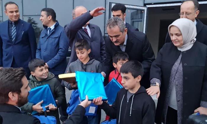 Milli Eğitim Bakanı Özer’den deprem bölgesindeki çocuklara tablet hediyesi