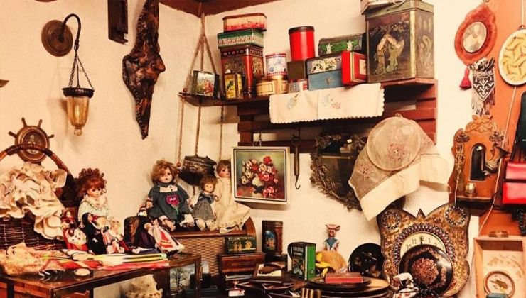 20 yıldır biriktirdiği eşyalarla eskici kafe açtı