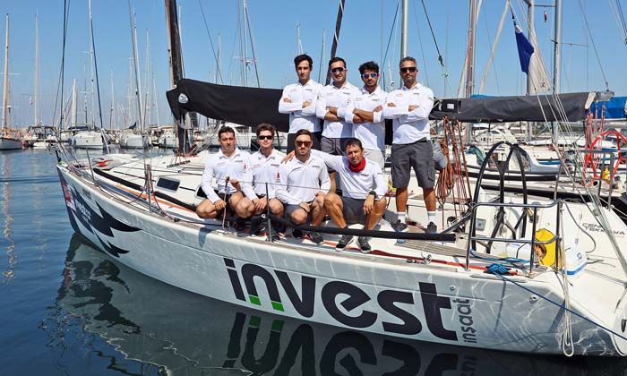 Invest İnşaat Yelken Takımı ilk yarışında kupa kaldırdı