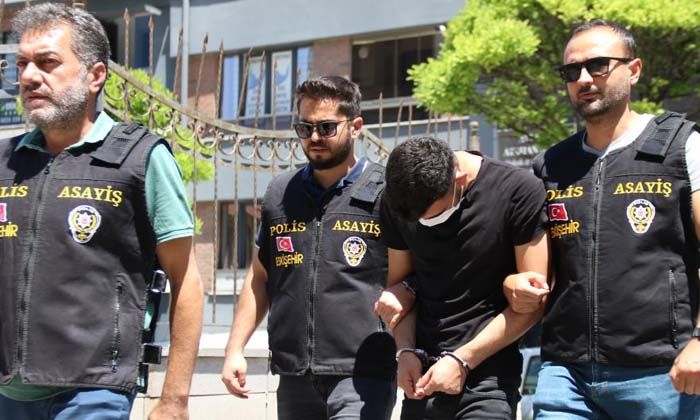 Kendisini polis olarak tanıtıp evli çifti dolandırmaya çalıştı