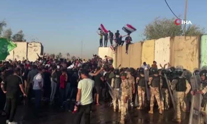 Irak’ta Şii lider Sadr’ın destekçileri parlamentoyu bastı