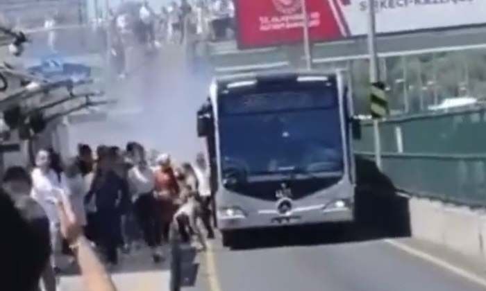 Üsküdar’da metrobüsten dumanlar çıktı, panikle yolcular tahliye edildi