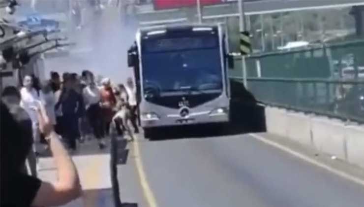 Metrobüsten dumanlar çıktı, panikle yolcular tahliye edildi
