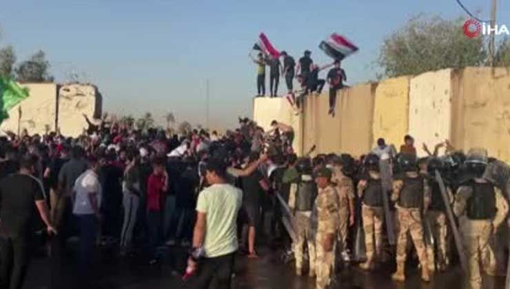Irak’ta Şii lider Sadr’ın destekçileri parlamentoyu bastı