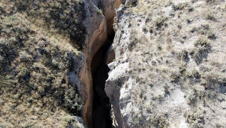 Yukarıdan bakıldığında devasa yarık olarak görülen kanyon, içine girenleri mest ediyor