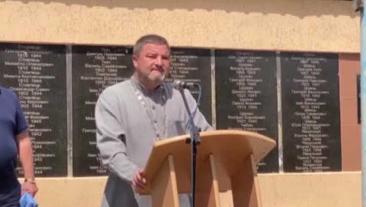 Rahipler birbirine girdi! Rus yanlısı rahip cenazede Ukraynalı rahibe haçla saldırdı