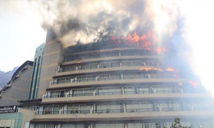 Marmaris’te yangın otele sıçradı