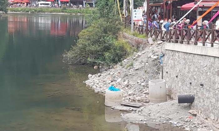 Uzungöl kenarına dökülen moloz yığını kötü görüntü oluşturuyor