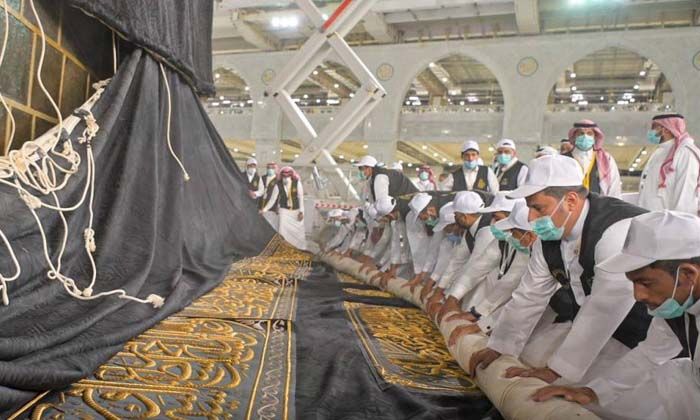 Kâbe’nin örtüsü değiştirildi