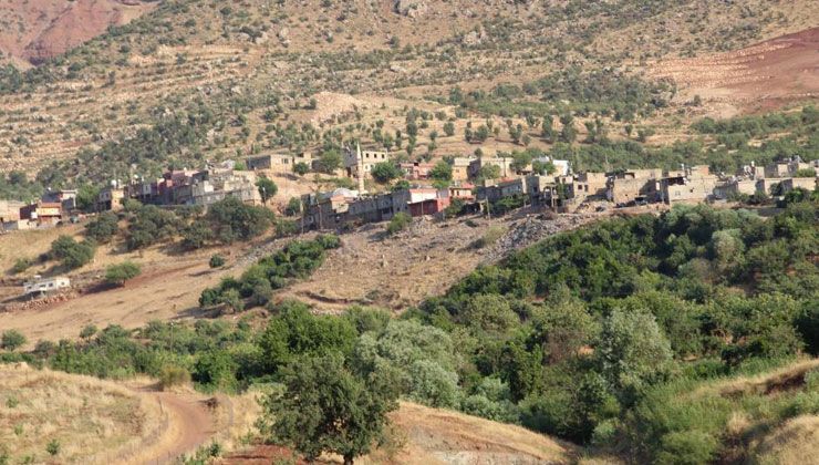 Bir köy yer altından gelen gizemli sesler yüzünden tedirgin! Gece aniden oluyor, bütün evler sallanıyor