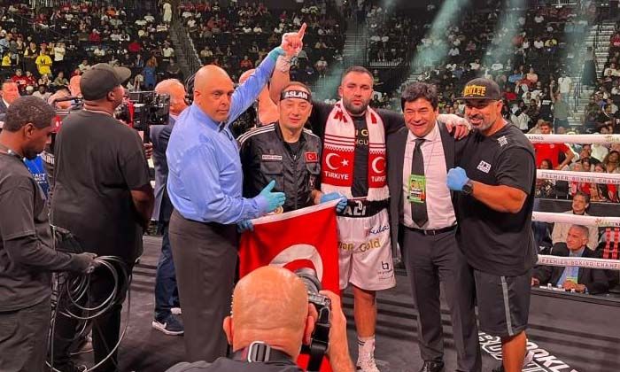 Ali Eren Demirezen, Polonyalı boksör Kowwnacki’yi devirdi