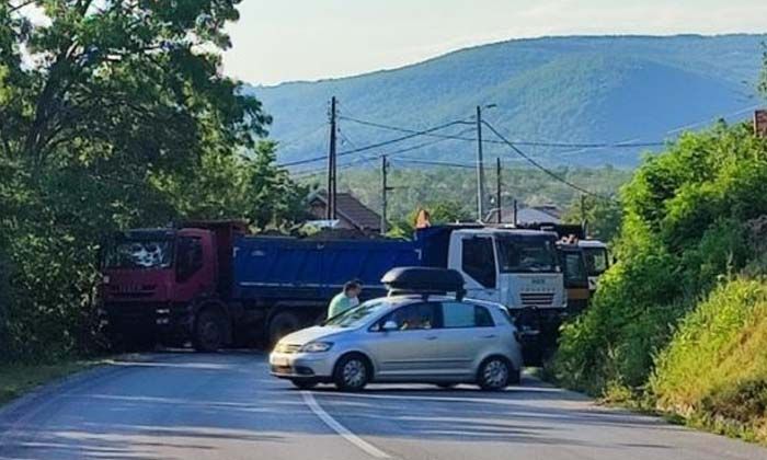 Kosova’da Sırplar, sınırda kurdukları barikatları kaldırılıyor