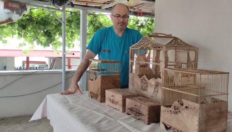 Kuşlar için sanat eseri gibi kafesler yapıyor