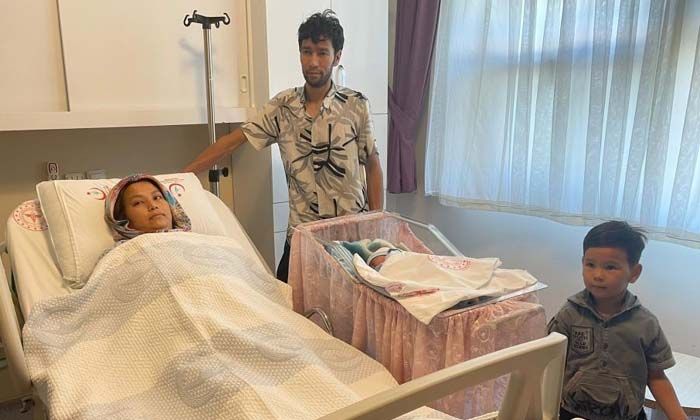 Afgan kadın, nehrin ortasında bota tutunarak doğum yaptı