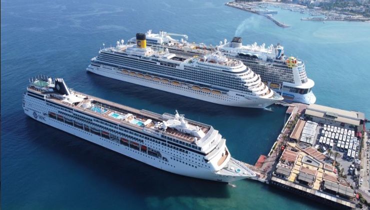 Kuşadası’na 3 dev gemi ile 8 bin 270 turist geldi