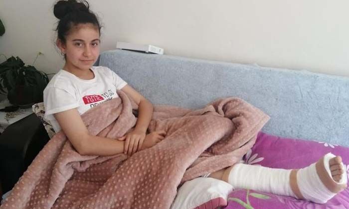 Köpekten korkup yola atladı; otomobil ayağını ezdi