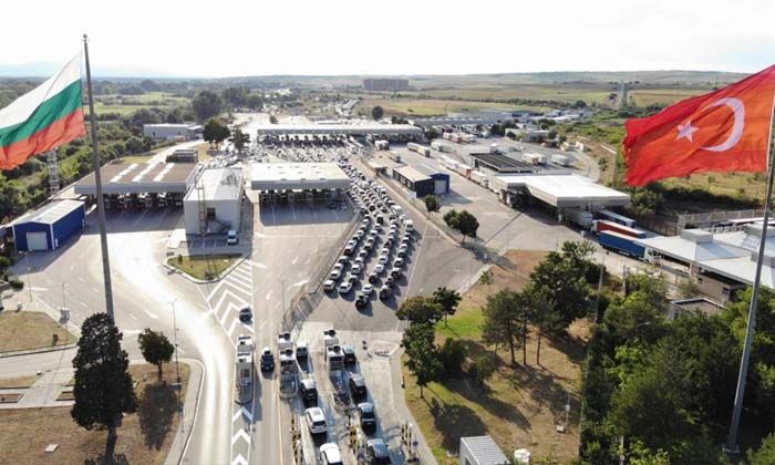 Dönüş yolundaki gurbetçiler gümrük kapılarında metrelerce kuyruk oluşturdu