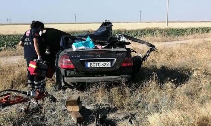 Kavşaktan U dönüşü yapan tıra çarpan otomobilde 3 kişi hayatını kaybetti