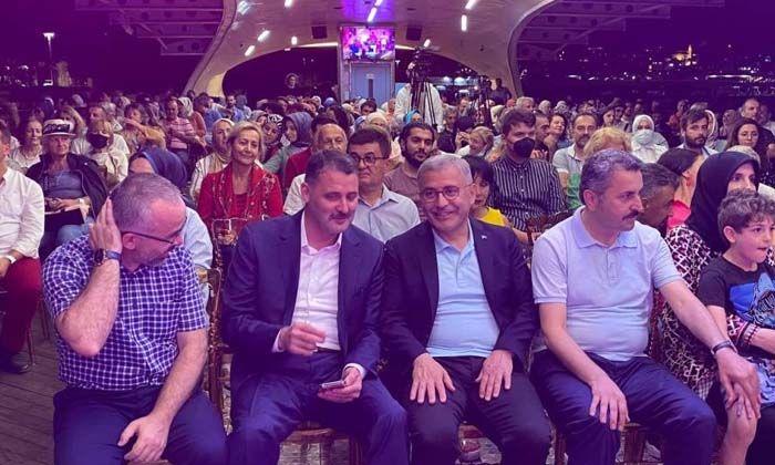 Üsküdar Valide Sultan Gemisi’nde Melihat Gülses rüzgarı esti