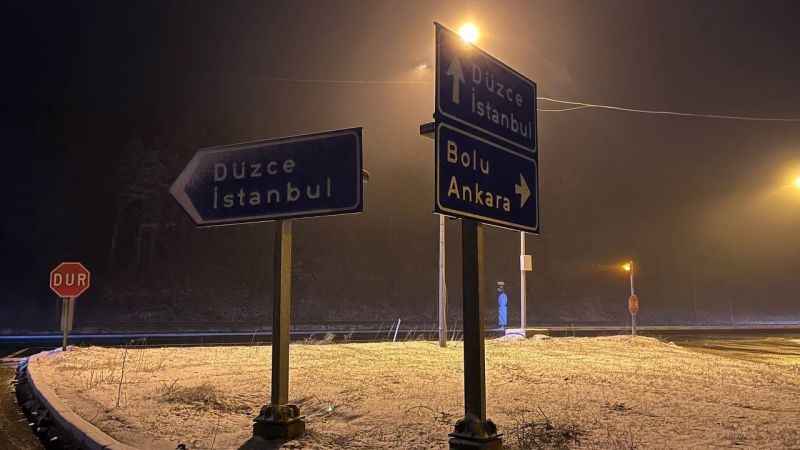 Bolu Dağı geçişinde hafif kar yağışı etkili oluyor Bolu Dağı geçişinde hafif kar yağışı etkili oluyor