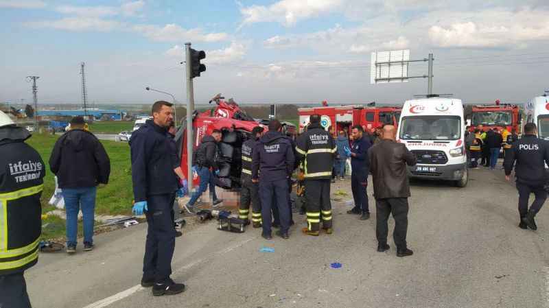 Tekirdağ’da tır ile yolcu minibüsü çarpıştı: 5 ölü, 10 yaralı Tekirdağ’da tır ile yolcu minibüsü çarpıştı: 5 ölü, 10 yaralı