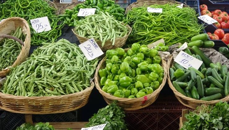 Pazarda meyve ve sebze fiyatları dibi gördü