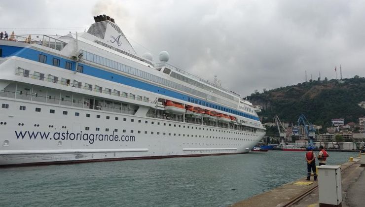 Trabzon Limanı’na 5 yıl aradan sonra Kruvaziyer gemisi demir attı