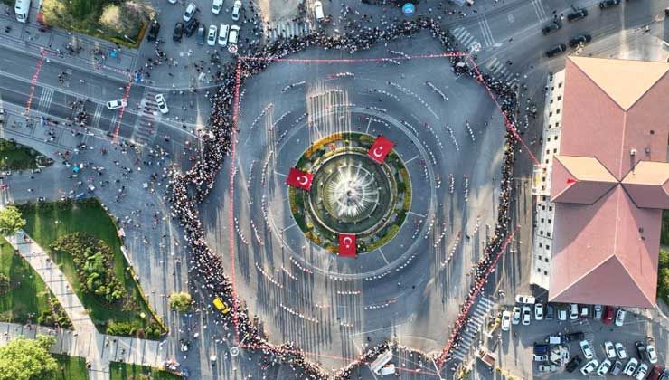 Bin 58 kişi aynı anda halay çekti, o anlar dron ile görüntülendi