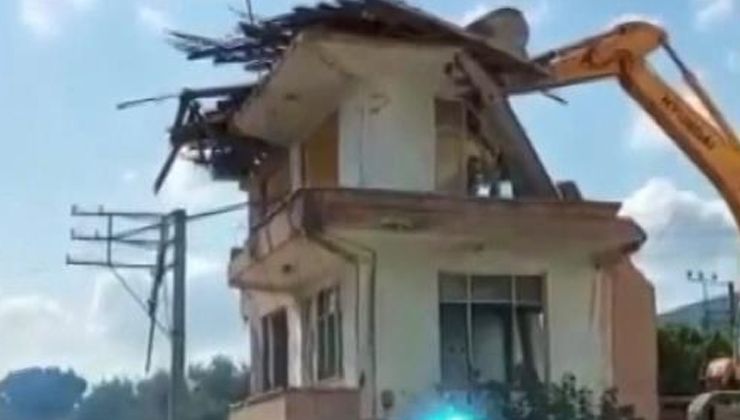 Metruk binanın yıkımı elektrik tellerini kopardı