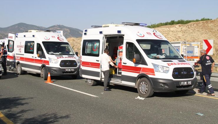 Düğünden dönen minibüs yan yattı: Yaralılar var