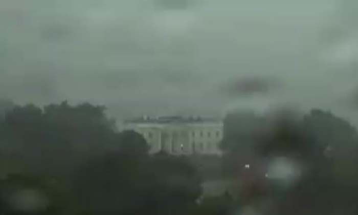 Beyaz Saray’ın yakınına düşen yıldırımda 3 kişi öldü